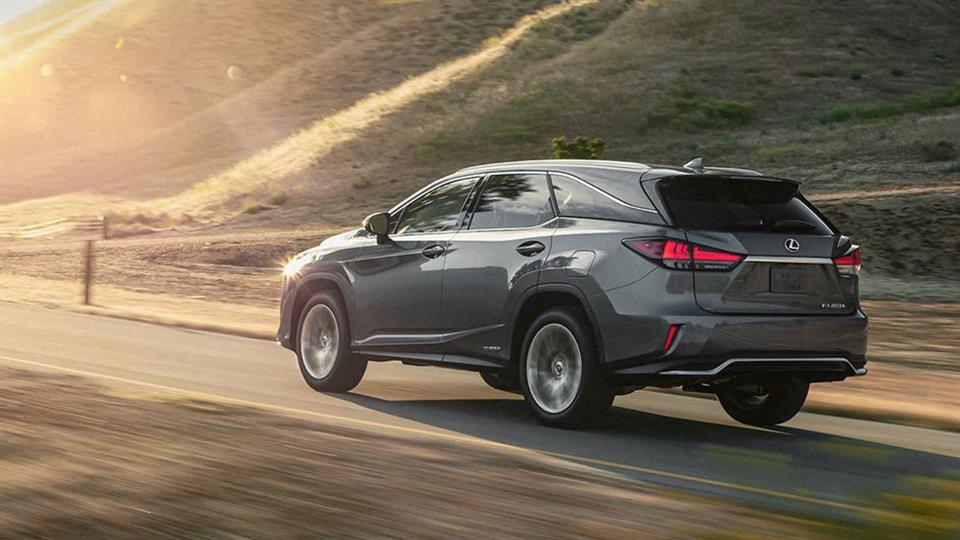 لکسوس RX مدل 2020 با چراغ‌های متفاوت در نمای عقب